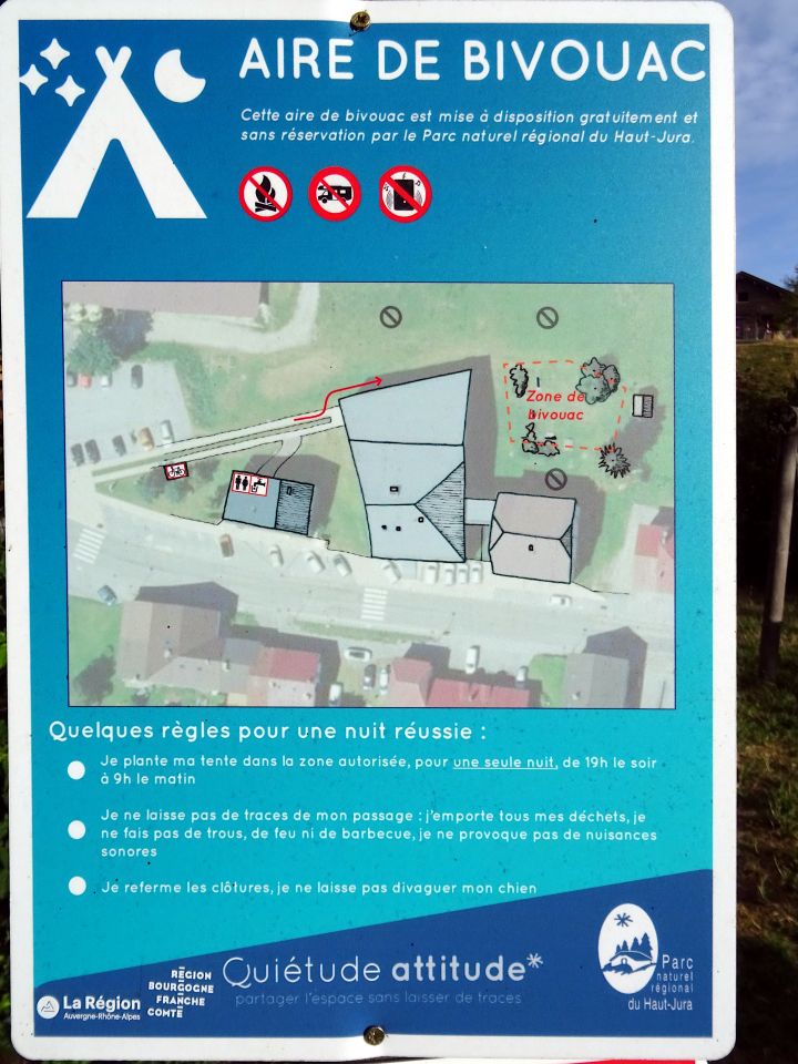 Lajoux: obecní kempoviště v centru obce